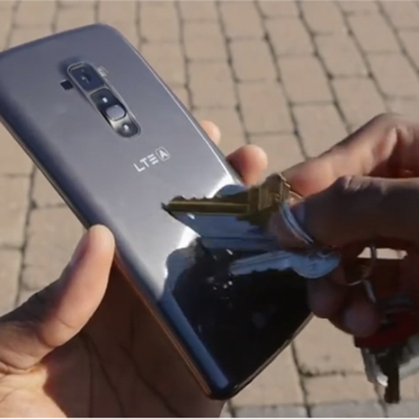 LG, LG flex, смартфоны, LG G Flex: борьба с царапинами с переменным успехом